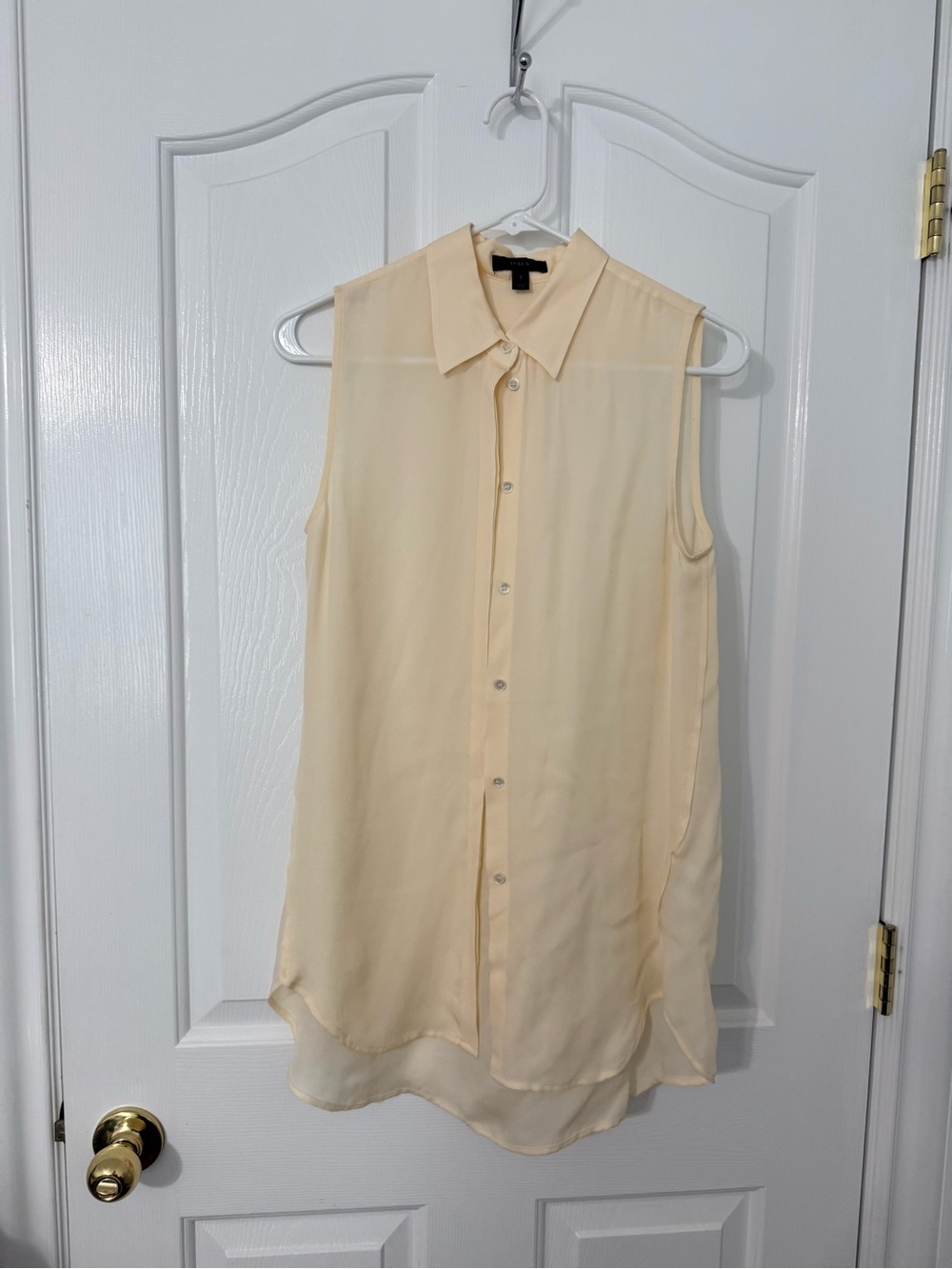 JCrew Sleeveless Button-Down Silk  in Pale Yellow fits big( fits a size 6-8)